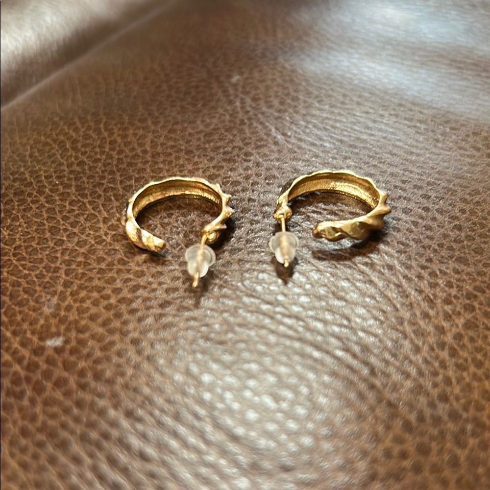 Source Unknown Goldtone Classic Small Hoop Earrings - Picture 3 of 6